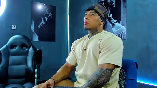 Snapshot of bradley_smith chatting on October 14, 2:45 am bradley smith online show from October 14, 2:45 am