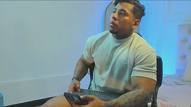 Snapshot of bradley_smith chatting on October 18, 8:37 am bradley smith online show from October 18, 8:37 am