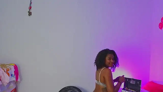 Snapshot of ChannelCox1 chatting on November 15, 7:38 am ChannelCox1 online show from November 15, 7:38 am