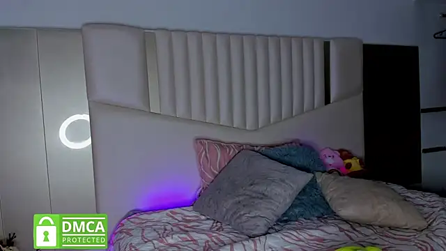 Snapshot of queen_angelique chatting on February 28, 9:23 pm queen angelique online show from February 28, 9:23 pm