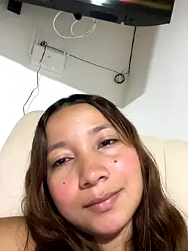 Snapshot of queen_angelique chatting on November 12, 1:28 am queen angelique online show from November 12, 1:28 am