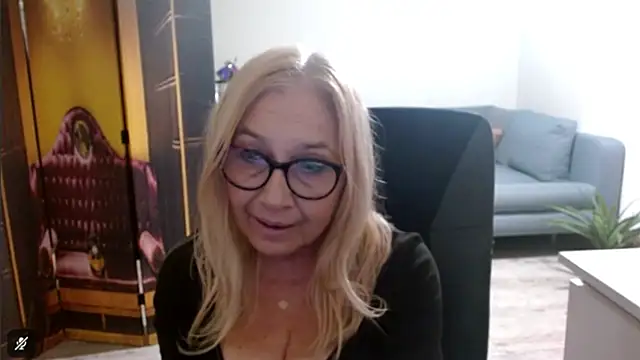 Snapshot of sofia_xkiss chatting on November 19, 3:12 pm sofia xkiss online show from November 19, 3:12 pm