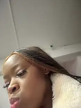 Snapshot of Thyana_LS chatting on February 2, 1:19 pm Thyana LS online show from February 2, 1:19 pm