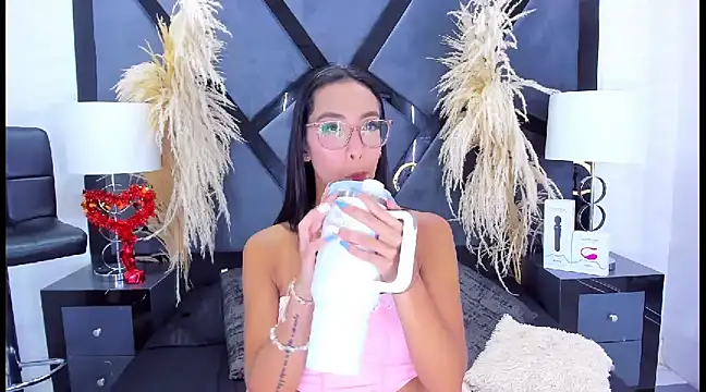 Snapshot of KylieWhite chatting on February 4, 4:18 pm KylieWhite online show from February 4, 4:18 pm