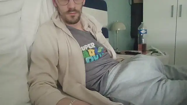 Snapshot of passif520 chatting on March 11, 1:39 pm passif520 online show from March 11, 1:39 pm