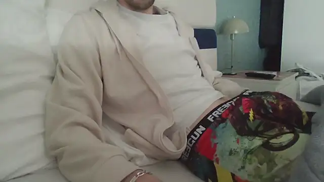 Snapshot of passif520 chatting on March 12, 11:05 am passif520 online show from March 12, 11:05 am