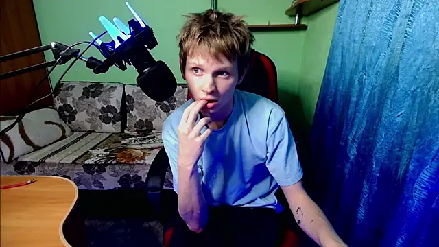 Snapshot of fameboyboo chatting on September 16, 5:14 pm fameboyboo online show from September 16, 5:14 pm