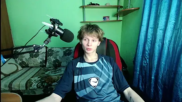 Snapshot of fameboyboo chatting on December 1, 9:53 pm fameboyboo online show from December 1, 9:53 pm