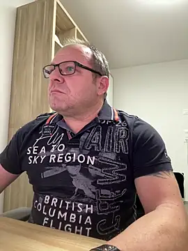 coupleLatinaLovers online show from December 15, 5:44 am