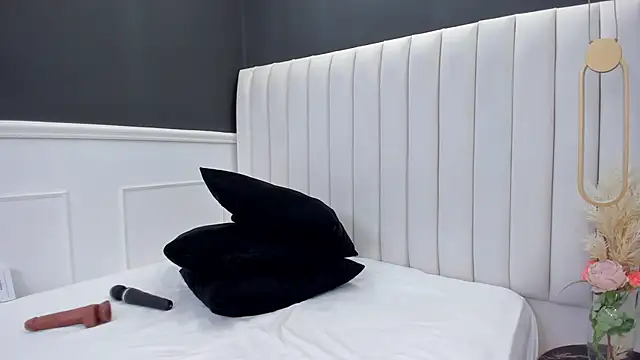 chloe zulay online show from March 15, 4:46 am