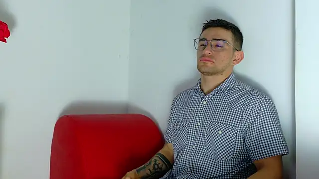 Snapshot of Sexy_Alejandro_ chatting on May 15, 11:50 am Sexy Alejandro online show from May 15, 11:50 am