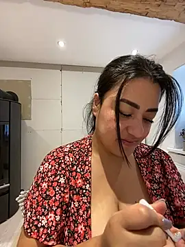 Snapshot of Alma- chatting on December 21, 10:17 am Alma- online show from December 21, 10:17 am