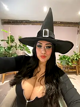 Snapshot of Alma- chatting on November 1, 11:12 am Alma- online show from November 1, 11:12 am