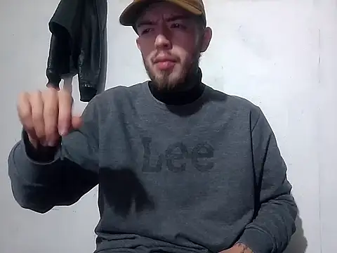 Snapshot of Aaronkiller chatting on December 18, 1:45 pm Aaronkiller online show from December 18, 1:45 pm