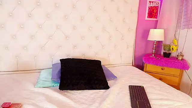 Snapshot of Trixiroy chatting on February 8, 7:38 pm Trixiroy online show from February 8, 7:38 pm