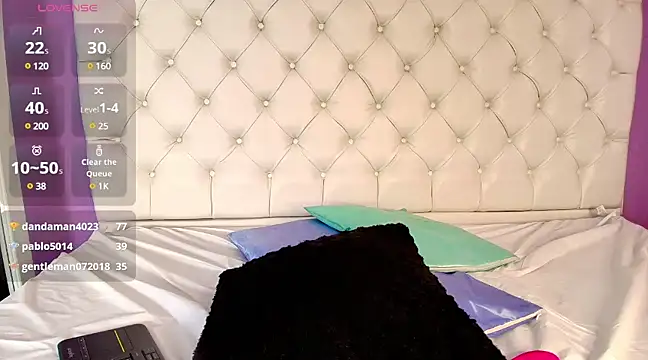 Snapshot of Trixiroy chatting on February 14, 2:18 am Trixiroy online show from February 14, 2:18 am