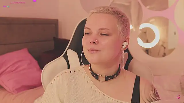 Snapshot of LikaBerry1 chatting on January 18, 1:04 pm LikaBerry1 online show from January 18, 1:04 pm