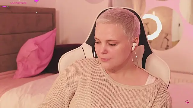 Snapshot of LikaBerry1 chatting on February 11, 2:44 pm LikaBerry1 online show from February 11, 2:44 pm