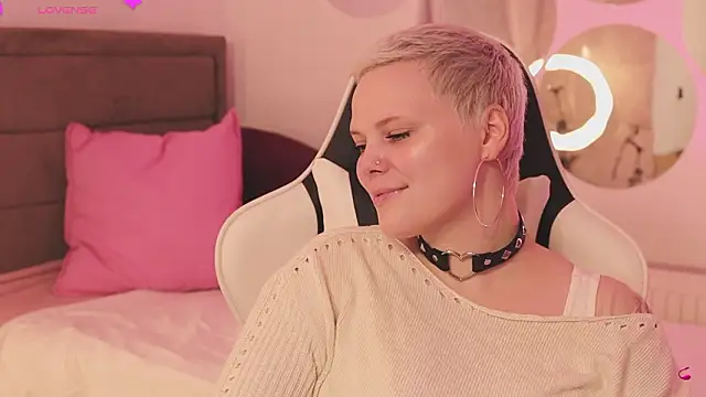 Snapshot of LikaBerry1 chatting on February 21, 1:45 pm LikaBerry1 online show from February 21, 1:45 pm