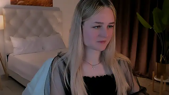 Snapshot of DeboraLarson chatting on October 15, 3:39 am DeboraLarson online show from October 15, 3:39 am