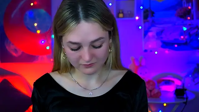 Snapshot of DeboraLarson chatting on October 17, 4:15 am DeboraLarson online show from October 17, 4:15 am