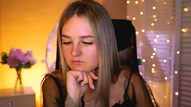 Snapshot of DeboraLarson chatting on November 12, 3:40 am DeboraLarson online show from November 12, 3:40 am