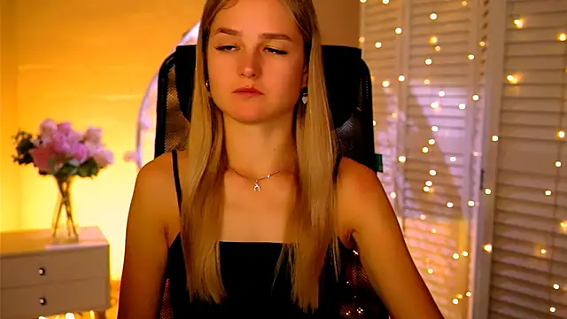 Snapshot of DeboraLarson chatting on November 16, 3:23 am DeboraLarson online show from November 16, 3:23 am