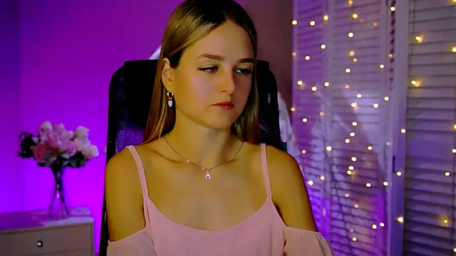 Snapshot of DeboraLarson chatting on November 18, 3:34 am DeboraLarson online show from November 18, 3:34 am