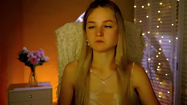 Snapshot of DeboraLarson chatting on November 25, 3:39 am DeboraLarson online show from November 25, 3:39 am