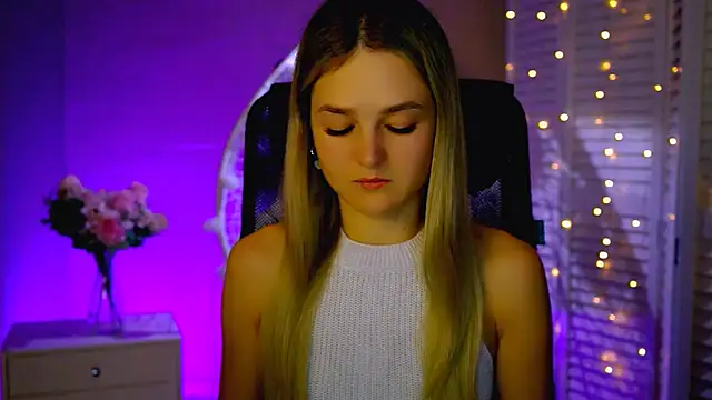 Snapshot of DeboraLarson chatting on November 29, 3:31 am DeboraLarson online show from November 29, 3:31 am