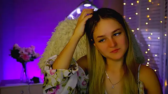 Snapshot of DeboraLarson chatting on December 2, 3:56 am DeboraLarson online show from December 2, 3:56 am