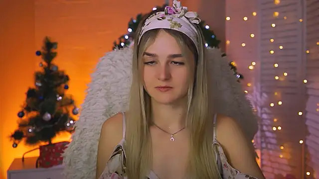 Snapshot of DeboraLarson chatting on December 19, 3:35 am DeboraLarson online show from December 19, 3:35 am