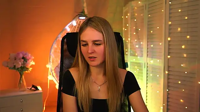 Snapshot of DeboraLarson chatting on March 8, 4:49 am DeboraLarson online show from March 8, 4:49 am