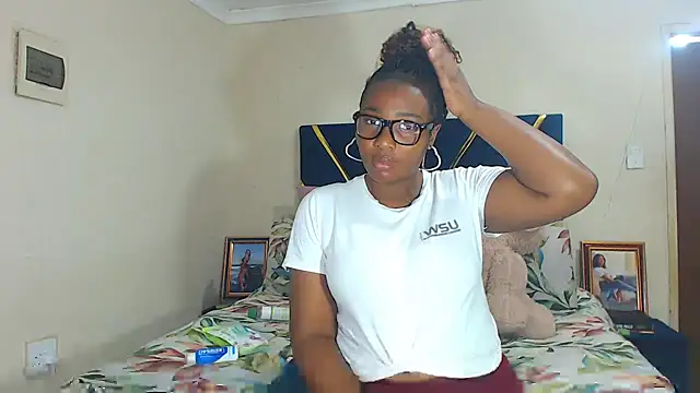 Snapshot of veronica1xxx chatting on December 4, 1:59 am veronica1xxx online show from December 4, 1:59 am