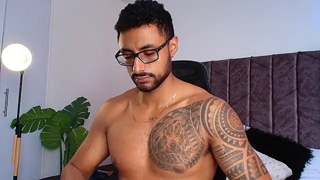 Snapshot of LiamGarcia1 chatting on November 17, 4:35 pm LiamGarcia1 online show from November 17, 4:35 pm