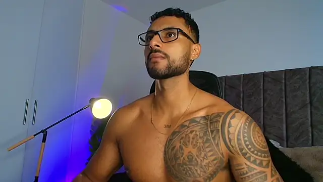 Snapshot of LiamGarcia1 chatting on November 24, 2:28 pm LiamGarcia1 online show from November 24, 2:28 pm