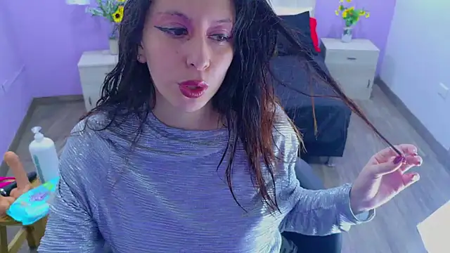 Snapshot of mistressesmoon chatting on December 3, 9:01 pm mistressesmoon online show from December 3, 9:01 pm