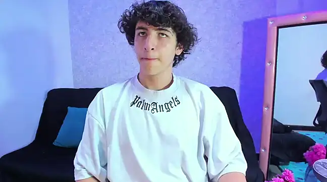 Snapshot of Kerverr_ chatting on December 1, 10:43 pm Kerverr  online show from December 1, 10:43 pm