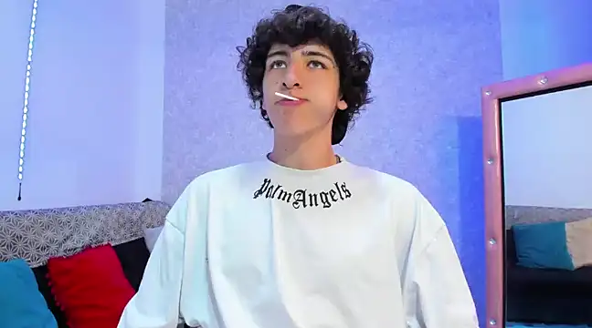 Snapshot of Kerverr_ chatting on February 4, 10:24 pm Kerverr  online show from February 4, 10:24 pm