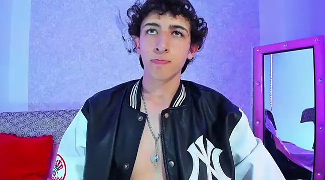 Snapshot of Kerverr_ chatting on March 12, 11:33 pm Kerverr  online show from March 12, 11:33 pm