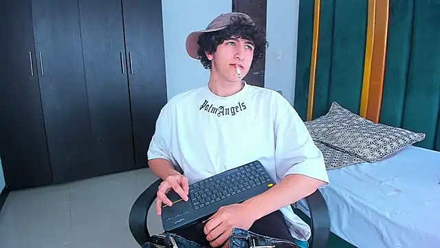 Snapshot of Kerverr_ chatting on September 14, 5:34 pm Kerverr  online show from September 14, 5:34 pm