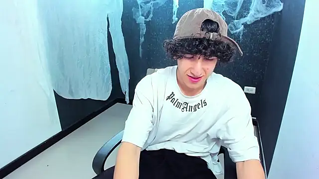 Snapshot of Kerverr_ chatting on October 11, 8:18 pm Kerverr  online show from October 11, 8:18 pm