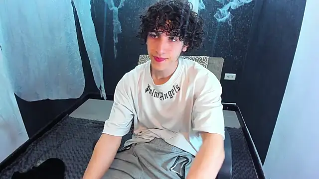 Snapshot of Kerverr_ chatting on October 16, 12:11 am Kerverr  online show from October 16, 12:11 am