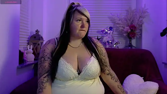 Snapshot of CurvyAngelina_Official chatting on November 10, 7:13 pm CurvyAngelina Official online show from November 10, 7:13 pm