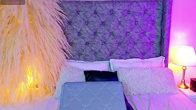 Snapshot of astridjonness chatting on October 11, 2:11 am astridjonness online show from October 11, 2:11 am