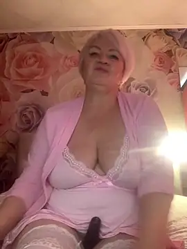 Snapshot of Laura_Millf chatting on April 23, 9:41 am Laura Millf online show from April 23, 9:41 am