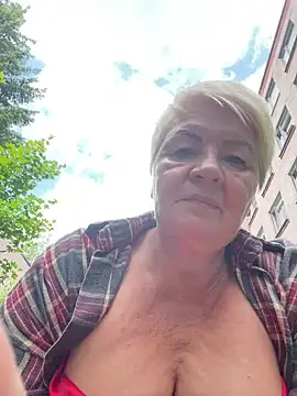 Snapshot of Laura_Millf chatting on June 29, 10:37 am Laura Millf online show from June 29, 10:37 am