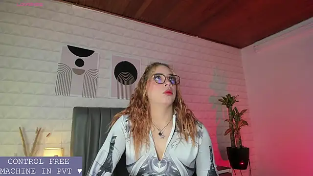 Snapshot of Lizzie-Evans chatting on July 28, 12:01 pm Lizzie-Evans online show from July 28, 12:01 pm