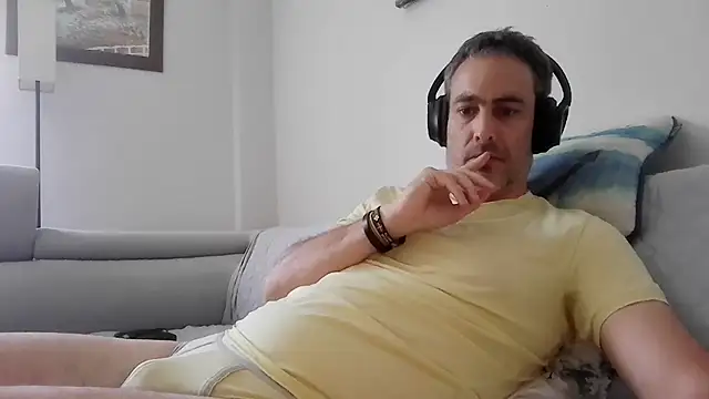 Snapshot of basquehotboy chatting on April 15, 10:33 am basquehotboy online show from April 15, 10:33 am