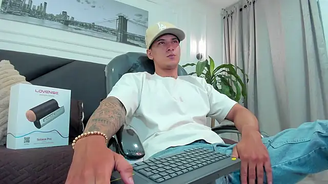 Snapshot of Damian23__ chatting on November 12, 11:32 am Damian23 online show from November 12, 11:32 am